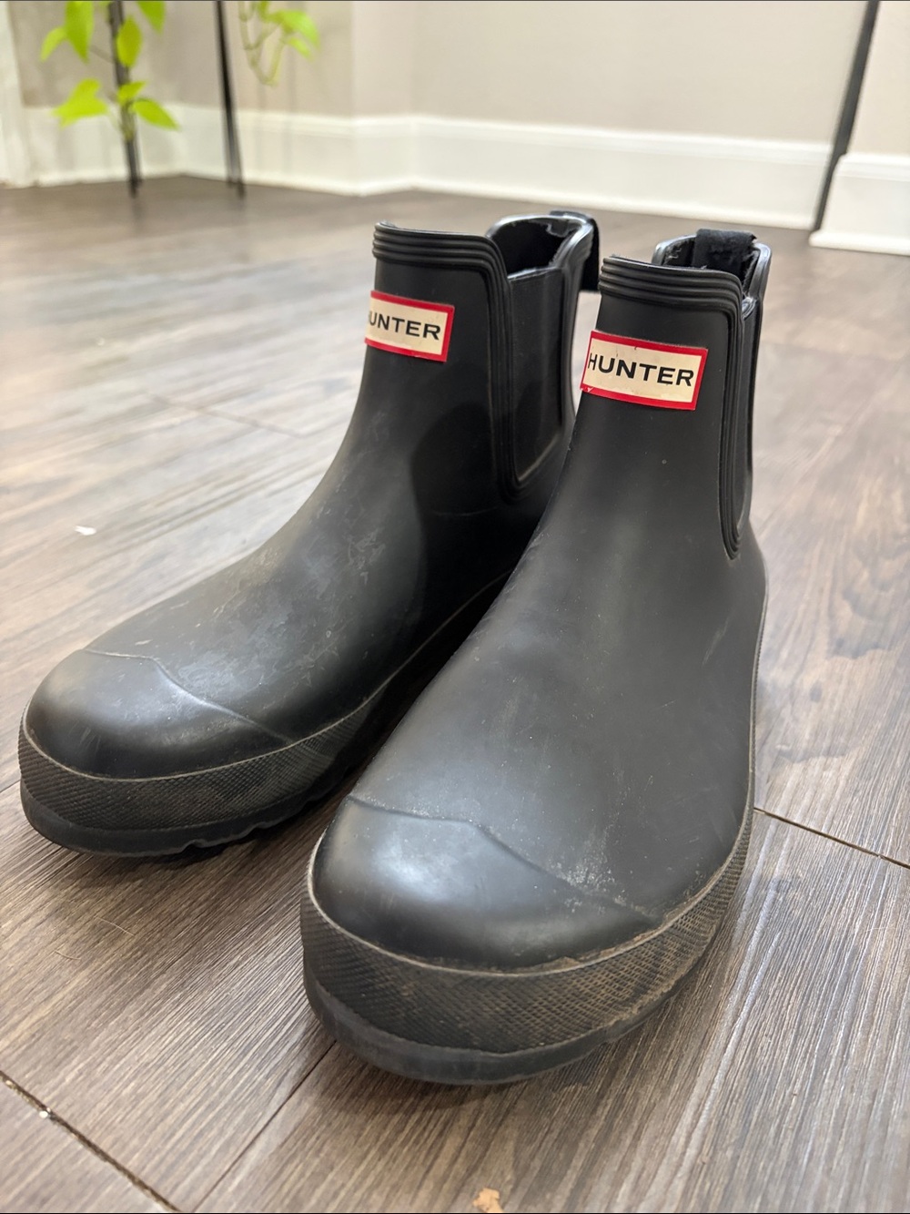 Hunter Short Chelsea Rain Boots in Black with Red Logo